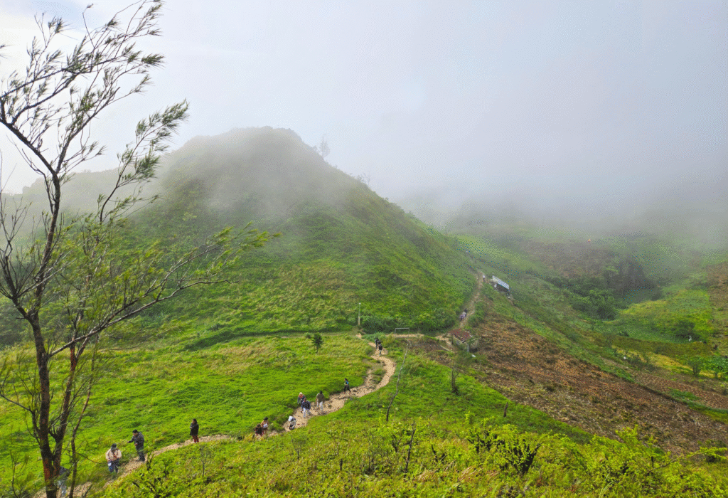 Osmeña Peak Sunrise Hike: A Breathtaking Start Above Cebu
